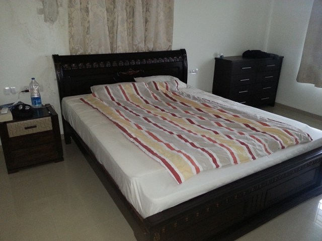 Sängen och sovrum utan myggnät